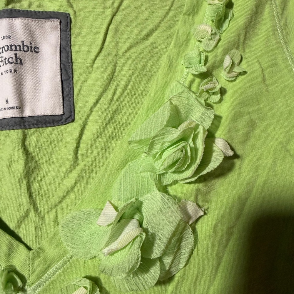 Abercrombie & Fitch‎ lime green short sleeve V-neck T-shirt floral design medium - Picture 5 of 7